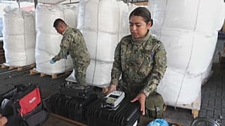 Controles de seguridad y búsqueda de estupefacientes en el Puerto de Manzanillo, en el Estado de Colima