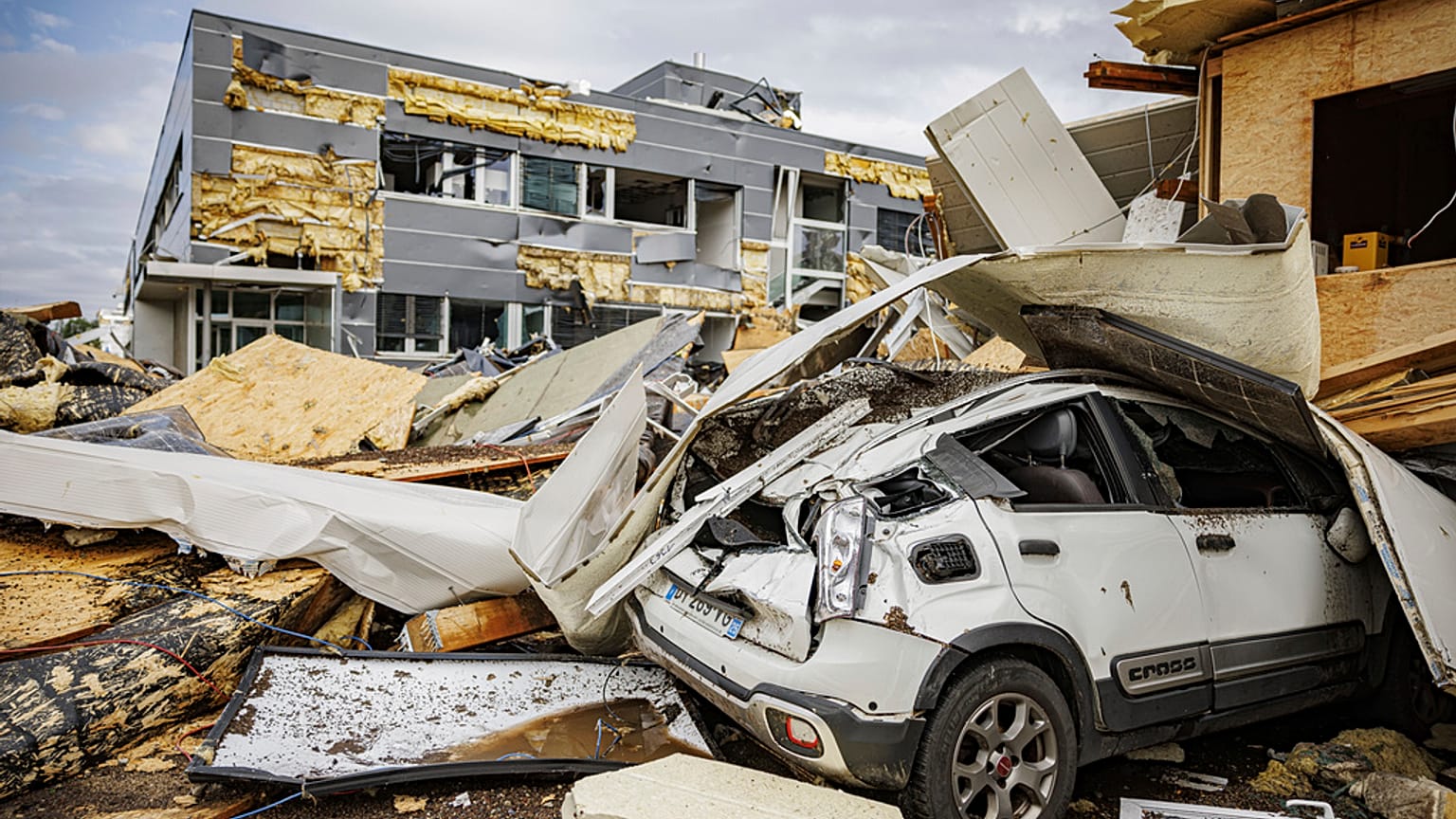 Vom Sturm beschädigte Häuser, Autos und Straßen im Schweizerischen La Chaux-de-Fonds
