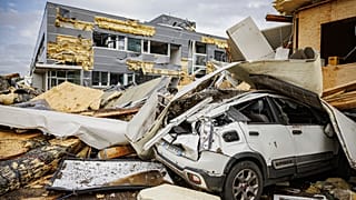 Vom Sturm beschädigte Häuser, Autos und Straßen im Schweizerischen La Chaux-de-Fonds