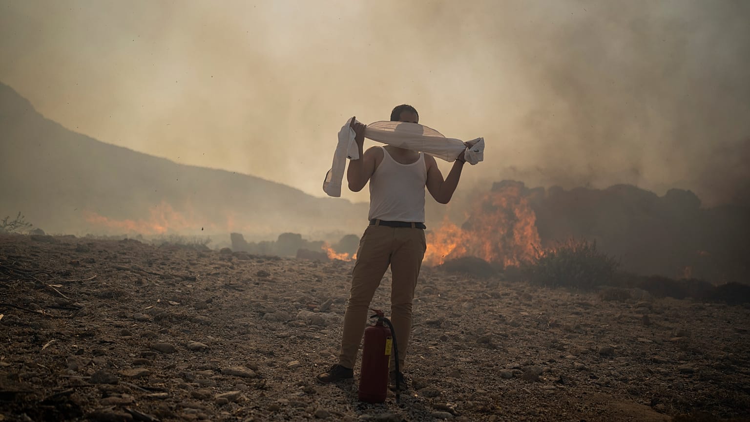 Kurze Pause im Kampf gegen die Flammenmeere auf Rhodos am 24. Juli 2023