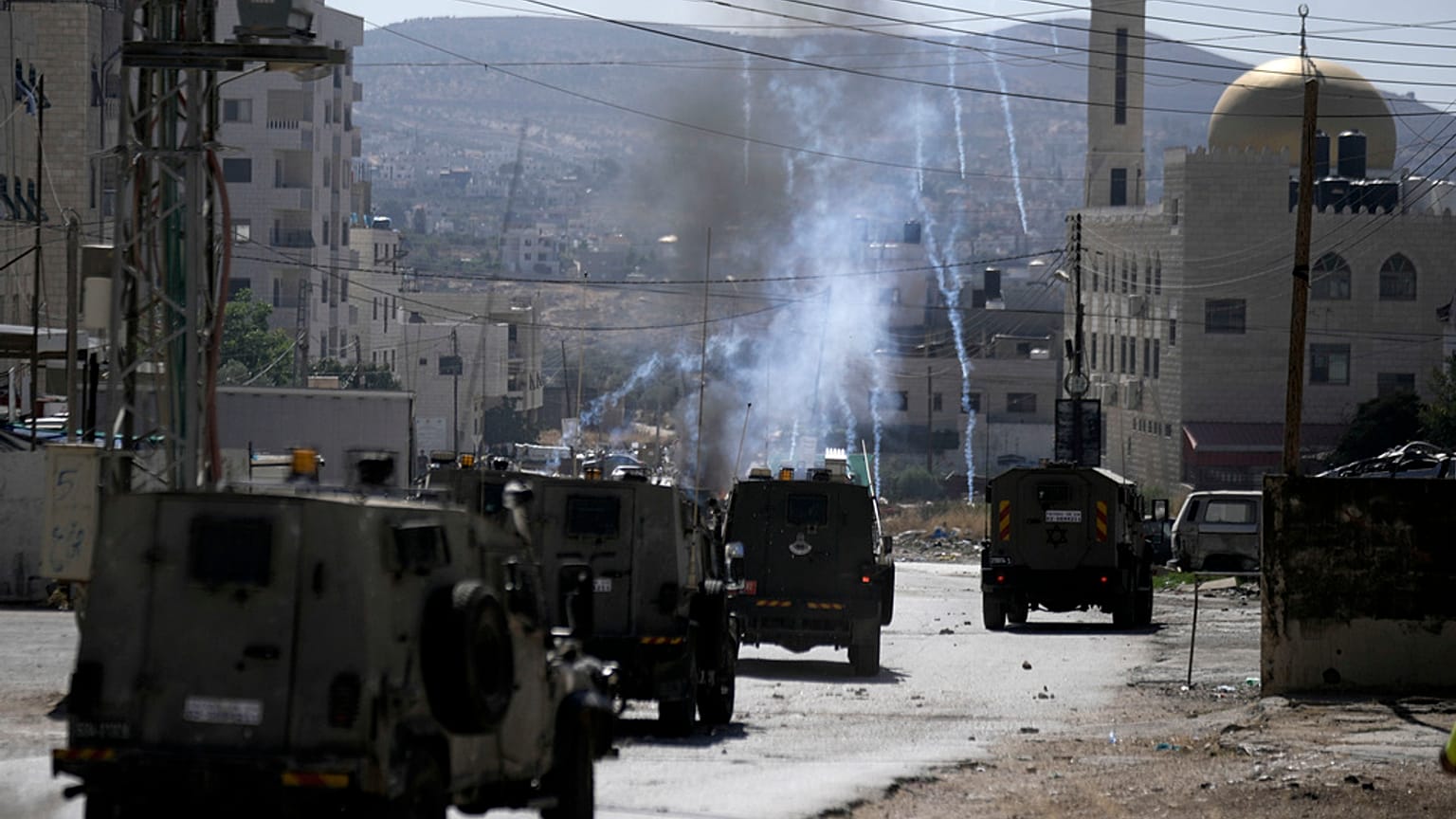 İsrail ordusu, Batı Şeria'nın Nablus kentinde silahlı saldırıda bulunduğunu iddia ettiği üç Filistinliyi öldürdü