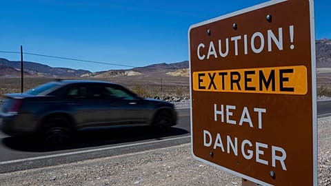 "Atenção! Perigo de Extremo Calor", alerta sinal no Parque Nacional do Vale da Morte, Califórnia, EUA