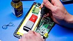 Arbeiten am Motherboard eines Computers