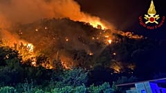 Ein Waldbrand wütet nahe Messina auf Sizilien am 24. Juli 2023
