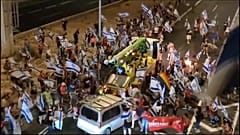 Ein Auto rast in eine Menschenmenge nördlich von Tel Aviv.