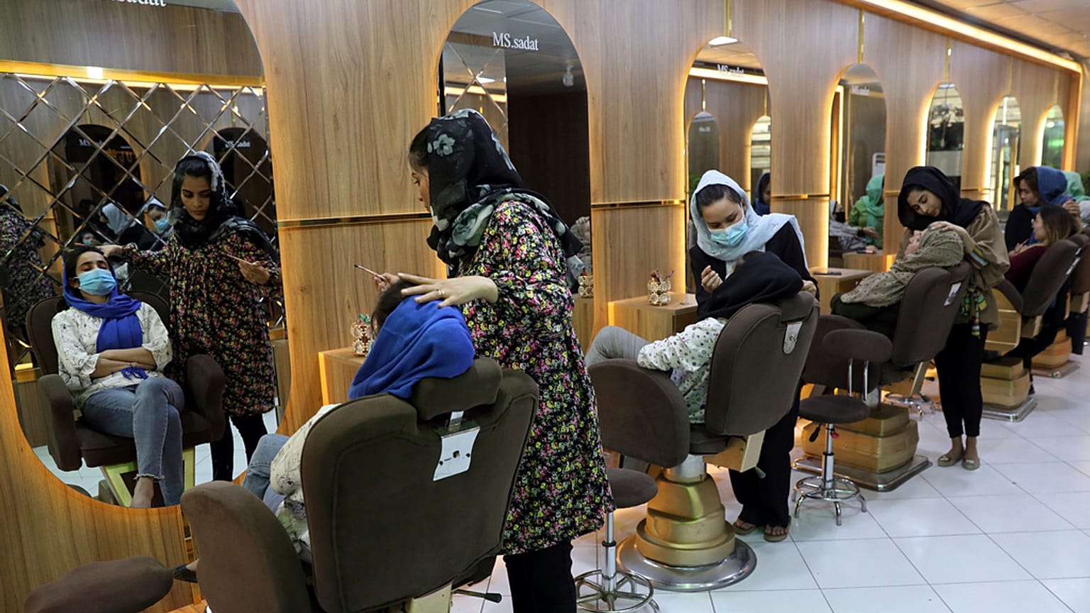 Afganistan'ın başkenti Kabil'de bir güzellik salonu (arşiv) 