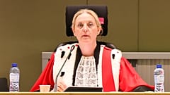 La juge Laurence Massart préside le début du verdict du procès de l'attentat de Bruxelles dans le bâtiment des Justices à Bruxelles, mardi 25 juillet 2023.