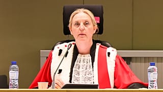 La juge Laurence Massart préside le début du verdict du procès de l'attentat de Bruxelles dans le bâtiment des Justices à Bruxelles, mardi 25 juillet 2023.