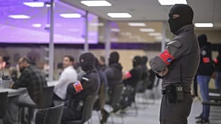 A vádlottak egy speciálisan kialakított üvegketrecben ültek a tárgyalóteremben