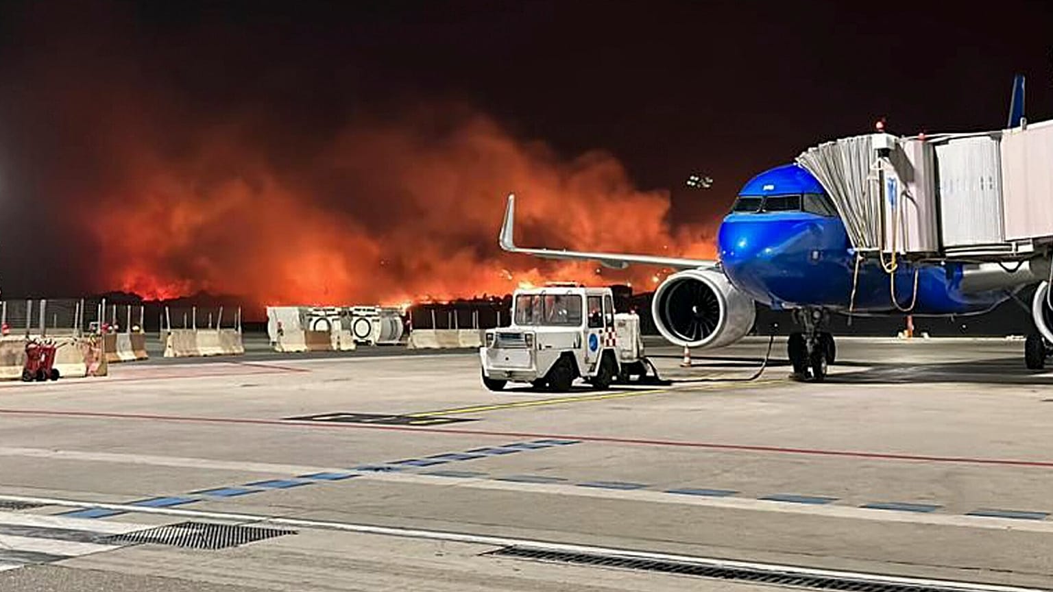 Brennende Hügel neben dem Flughafen von Palermo