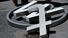 Un montón de caracteres retirados de una señal en el edificio de la sede de Twitter se ven en San Francisco, el lunes 24 de julio de 2023.