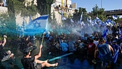 الشرطة الإسرائيلية تستخدم خراطيم المياه لتفريق المتظاهرين في القدس. 