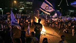 Demonstranten protestieren in Tel Aviv gegen die Justizreform der Regierung von Ministerpräsident Benjamin Netanjahu