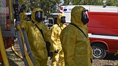 Ukrán szakemberek sugárvédelmi öltözetben a zaporizzsjai atomerőműnél