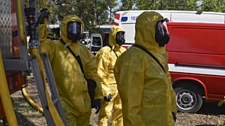 Ukrán szakemberek sugárvédelmi öltözetben a zaporizzsjai atomerőműnél