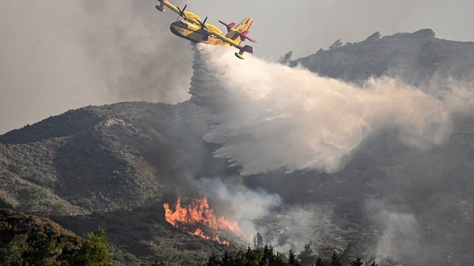 Un Canadair au-dessus de l'île de Rhodes
