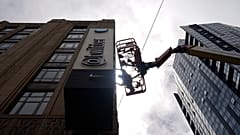 Ein Arbeiter entfernt Buchstaben von einem Schild am Gebäude der Twitter-Zentrale in San Francisco.
