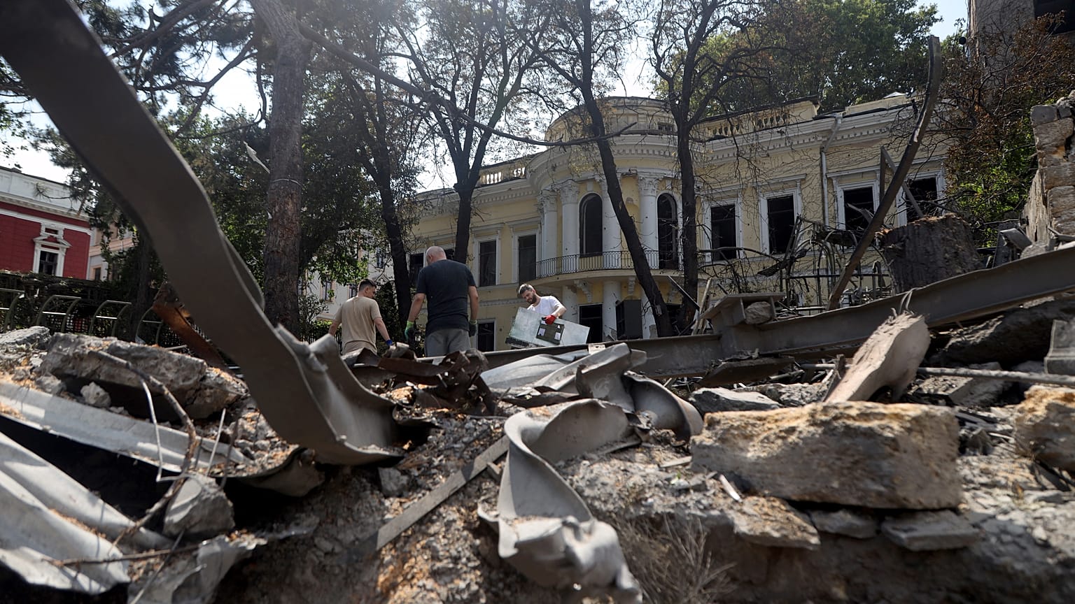 Разбор завалов в центре Одессы после российских ударов