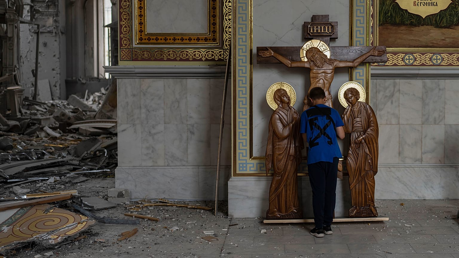 Ein Junge betet in der Verklärungskathedrale in Odessa, die vor einigen Tagen Ziel russischer Angriffe wurde