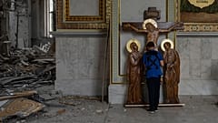 Ein Junge betet in der Verklärungskathedrale in Odessa, die vor einigen Tagen Ziel russischer Angriffe wurde