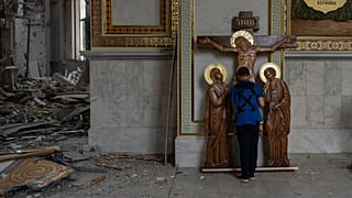 Ein Junge betet in der Verklärungskathedrale in Odessa, die vor einigen Tagen Ziel russischer Angriffe wurde