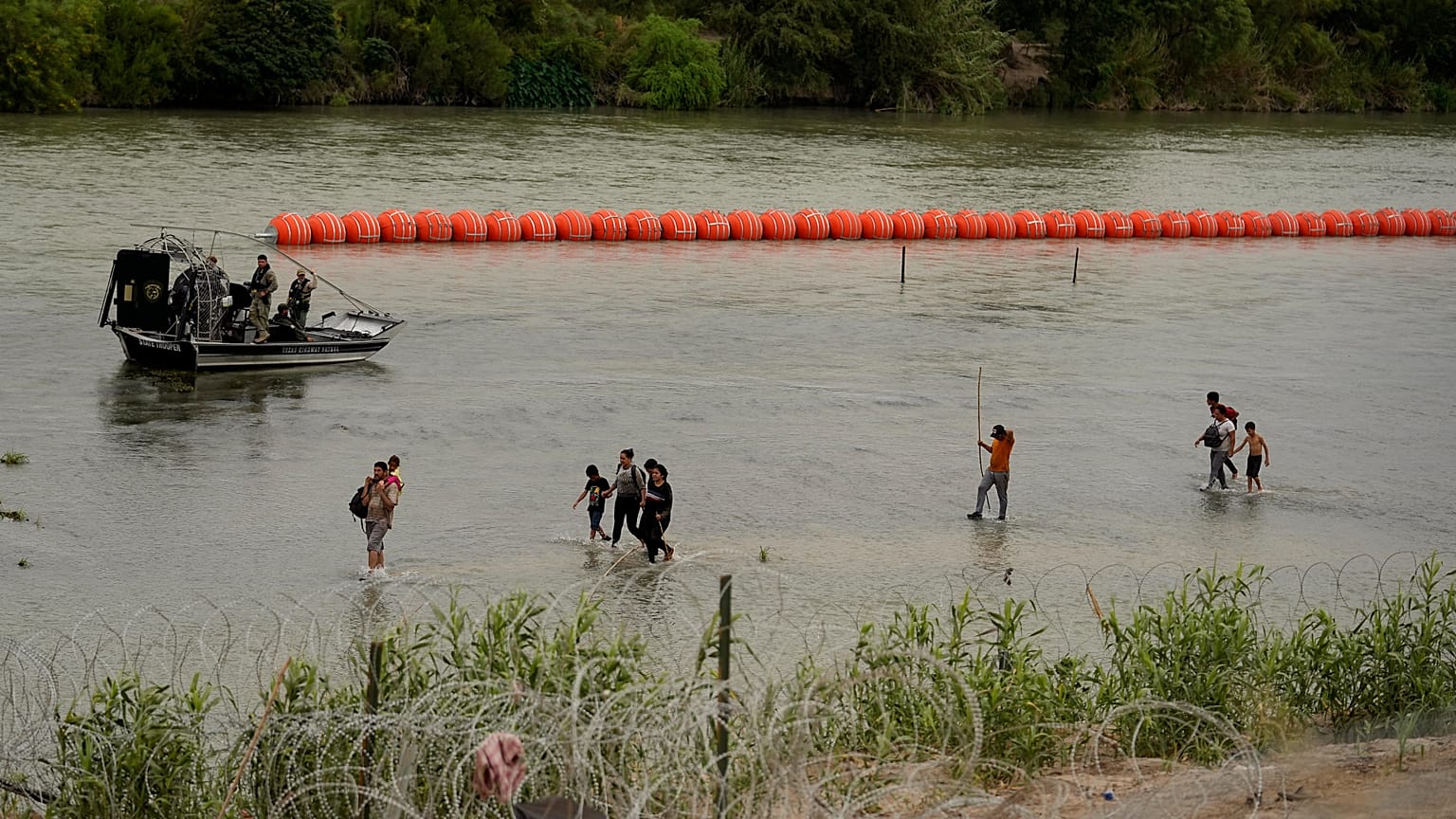 DIe umstrittene Bojen-Barriere auf dem Rio Grande