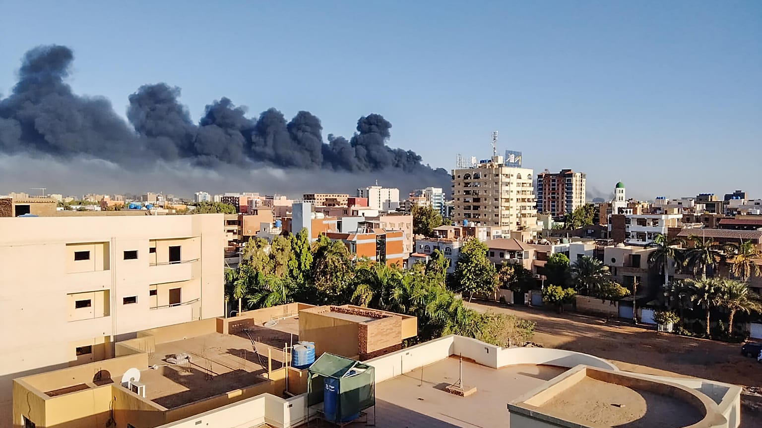 صورة أرشيفية لآثار القصف في الخرطوم