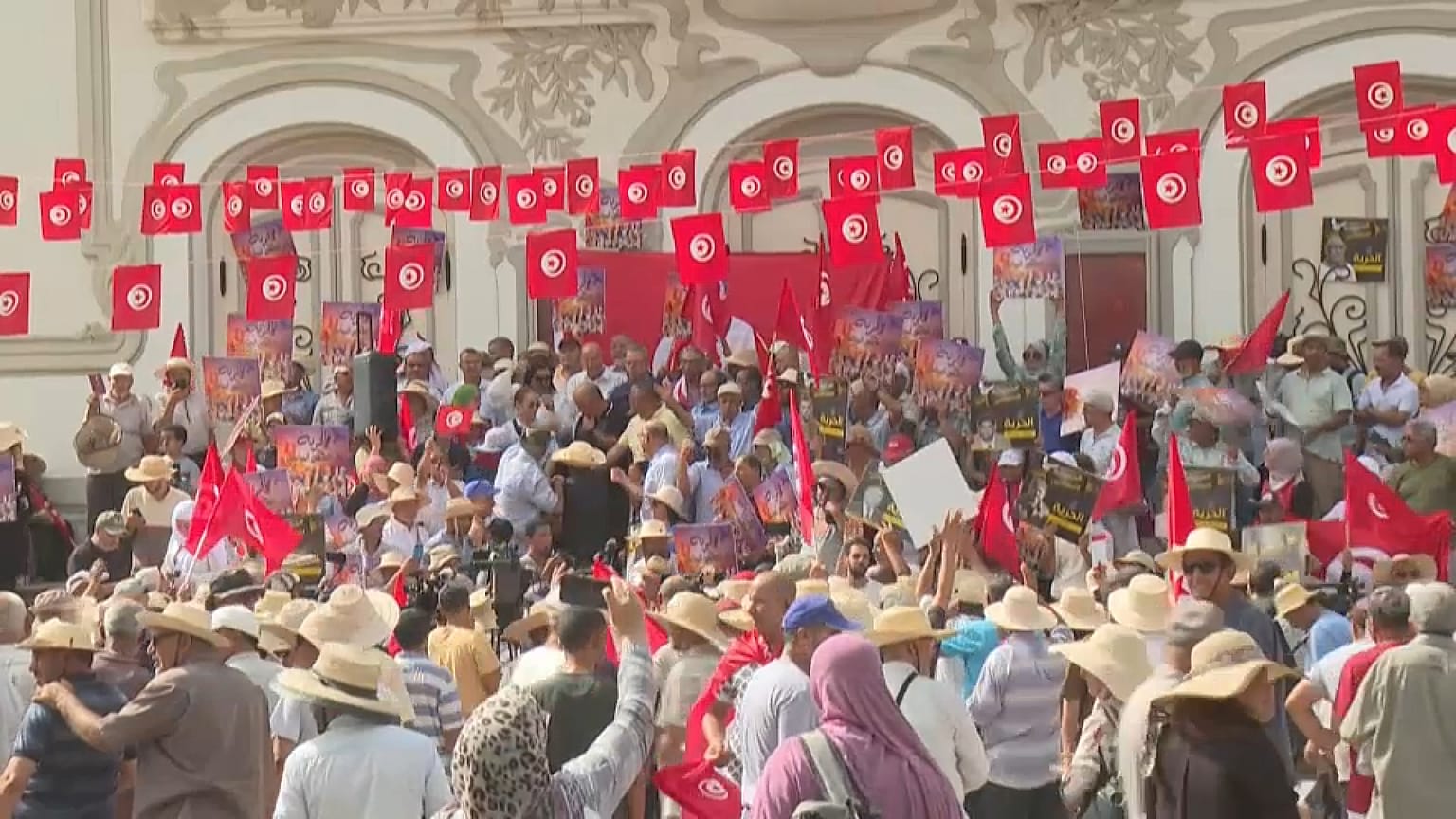  المتظاهرون الذين تحدوا موجة الحر غير المسبوقة في تونس، مع وصول الحرارة الى حوالى 45 درجة مئوية الثلاثاء 25 يوليو 2023، وعبروا عن غضبهم مرددين "حريات يا قضاء ا