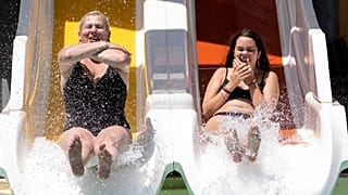 Parques aquáticos são uma das formas de iludir as ondas de calor