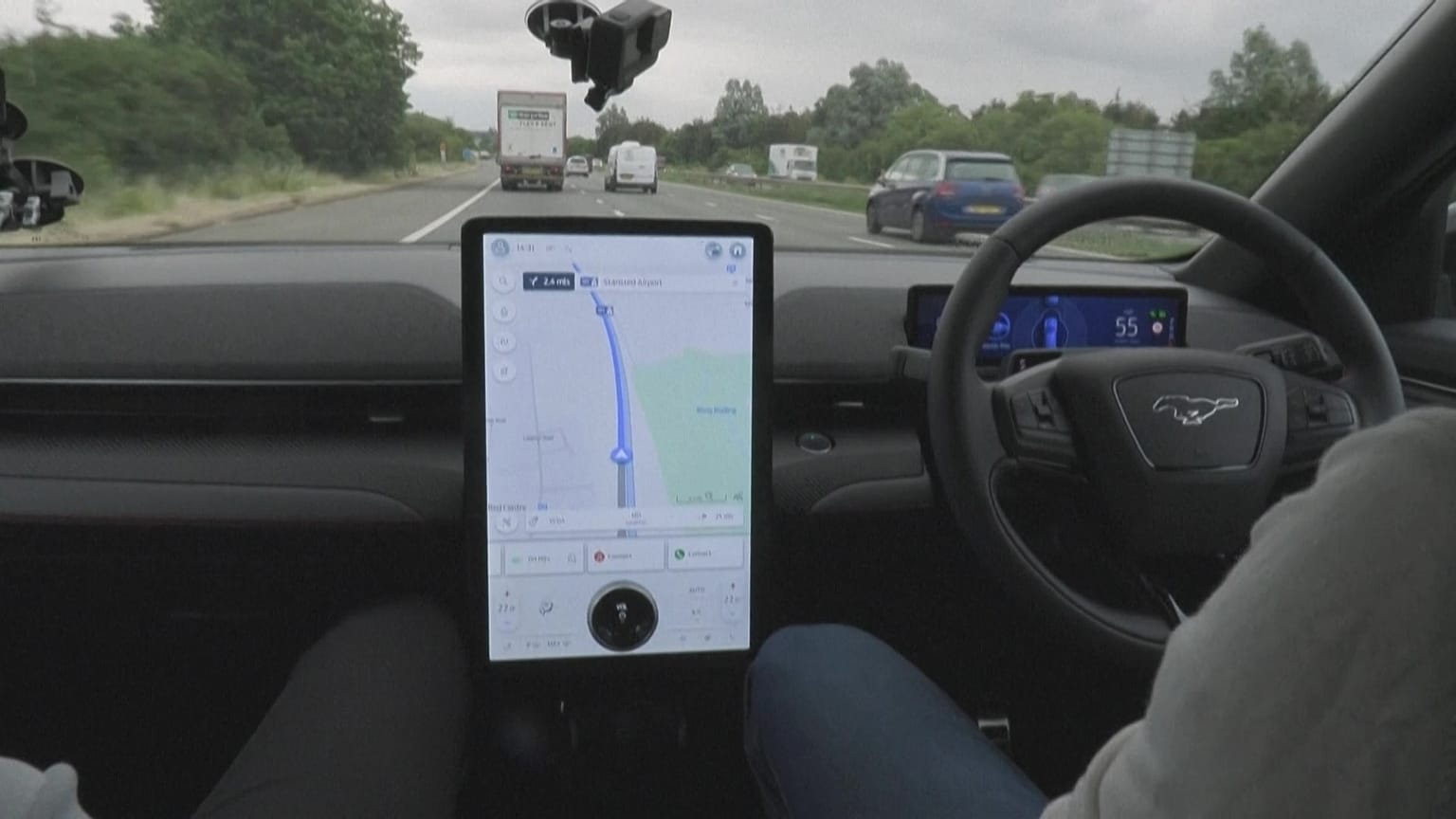 Ajouter au panier Imprimer Partager ce document Driving hands-free on the motorway is now possible in the UK, where carmaker Ford is introducing a driving assistance technolog