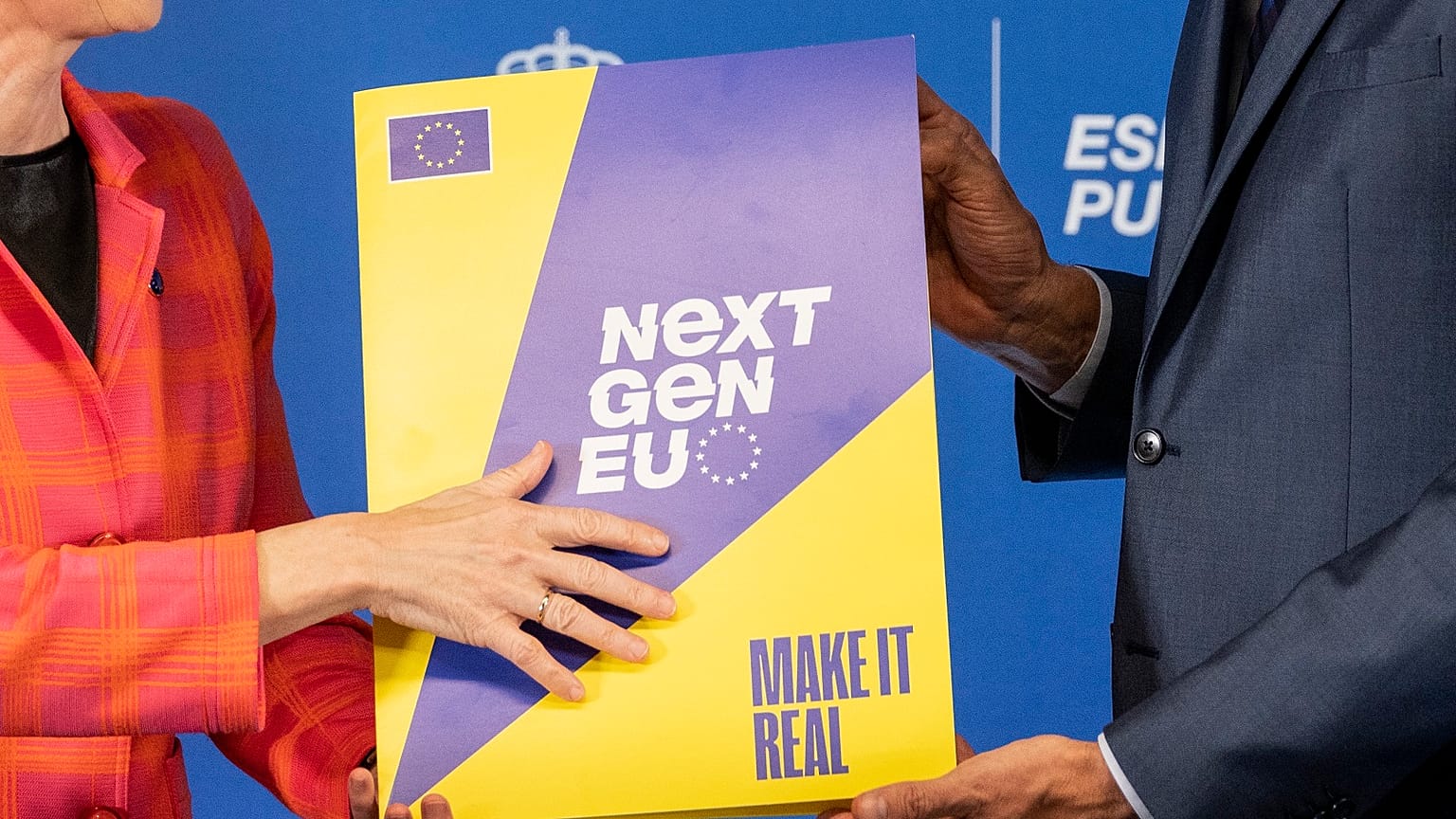 EU Commission President Ursula von der Leyen, left, and Spain's Prime Minister Pedro Sanchez hold the Next Gen EU agreement