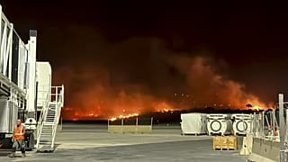 Égnek az erdők a palermói repülőtér körül
