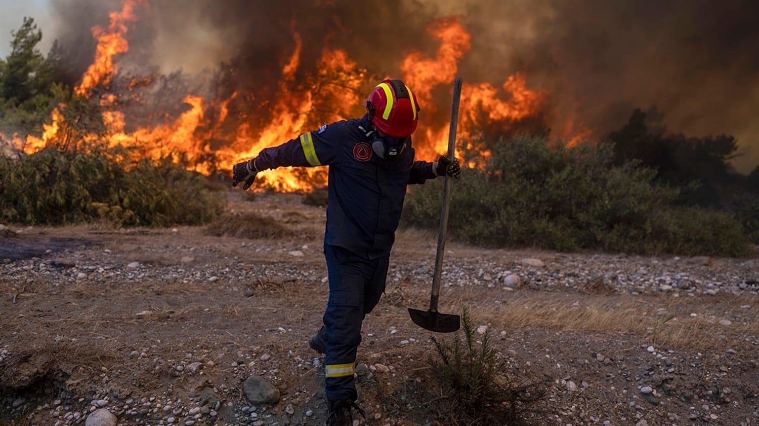 Πυροσβέστης δίνει μάχη με τις φλόγες στην πρόσφατη πυρκαγιά της Ρόδου