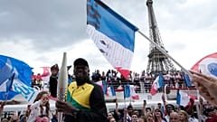 Usain Bolt, antigo atleta jamaicano, segura a tocha olímpica na terça-feira, 25 de julho de 2023, em Paris, França