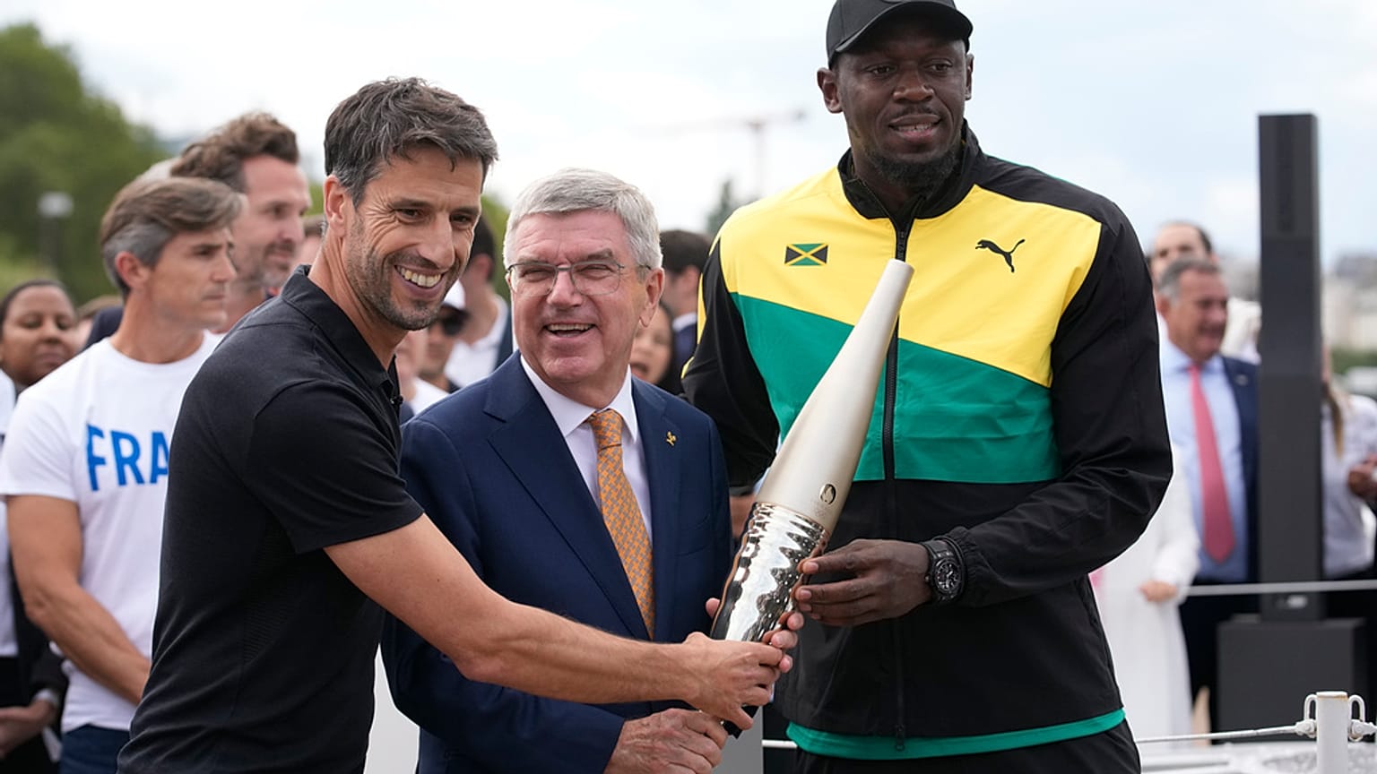 IOC-Präsident Thomas Bach an der Seite von Usain Bolt in Paris am 25. Juli 2023