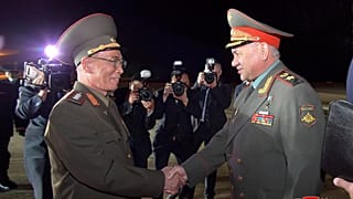 Russlands Verteidigungsminister Sergej Schoigu wird in Nordkorea begrüßt.