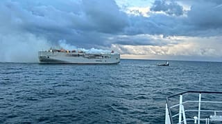 Die brennende "Fremantle Highway" vor der Küste der Niederlande, 26. Juli 2023.