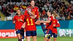 Jennifer Hermoso salta a los brazos de Alexia Putellas tras marcar el segundo gol de para España durante el partido contra Zambiaen en el estadio de Eden Park en Auckland.