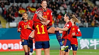 Jennifer Hermoso salta a los brazos de Alexia Putellas tras marcar el segundo gol de para España durante el partido contra Zambiaen en el estadio de Eden Park en Auckland.