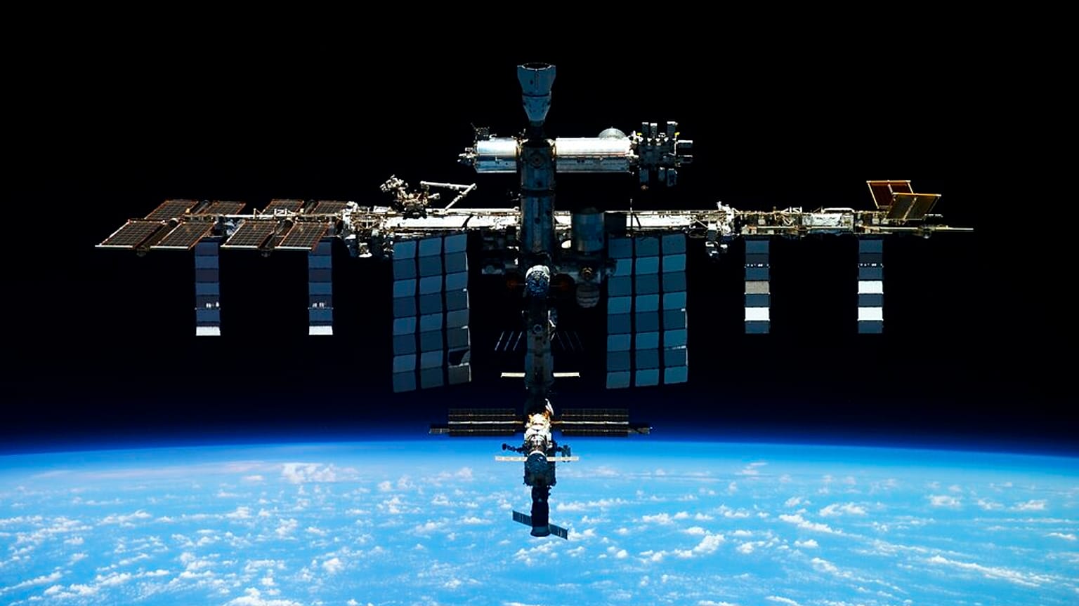 Roscosmos Devlet Uzay Şirketi tarafından yayınlanan bu tarihsiz bildiri fotoğrafı Uluslararası Uzay İstasyonu'nu (ISS) gösteriyor.