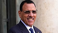 El presidente de Níger, Mohamed Bazoum, durante una visita a Francia en febrero de 2023