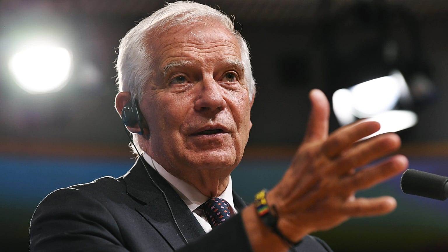 "La profanazione del Corano, o di qualsiasi altro libro considerato sacro, è offensiva, irrispettosa e una chiara provocazione", ha dichiarato Josep Borrell nella sua dichiarazione.