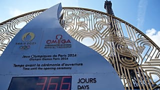 Compte à rebours avant les JO de Paris 2024 au pied de la Tour Eiffel à Paris, mercredi 26 juillet 2023.