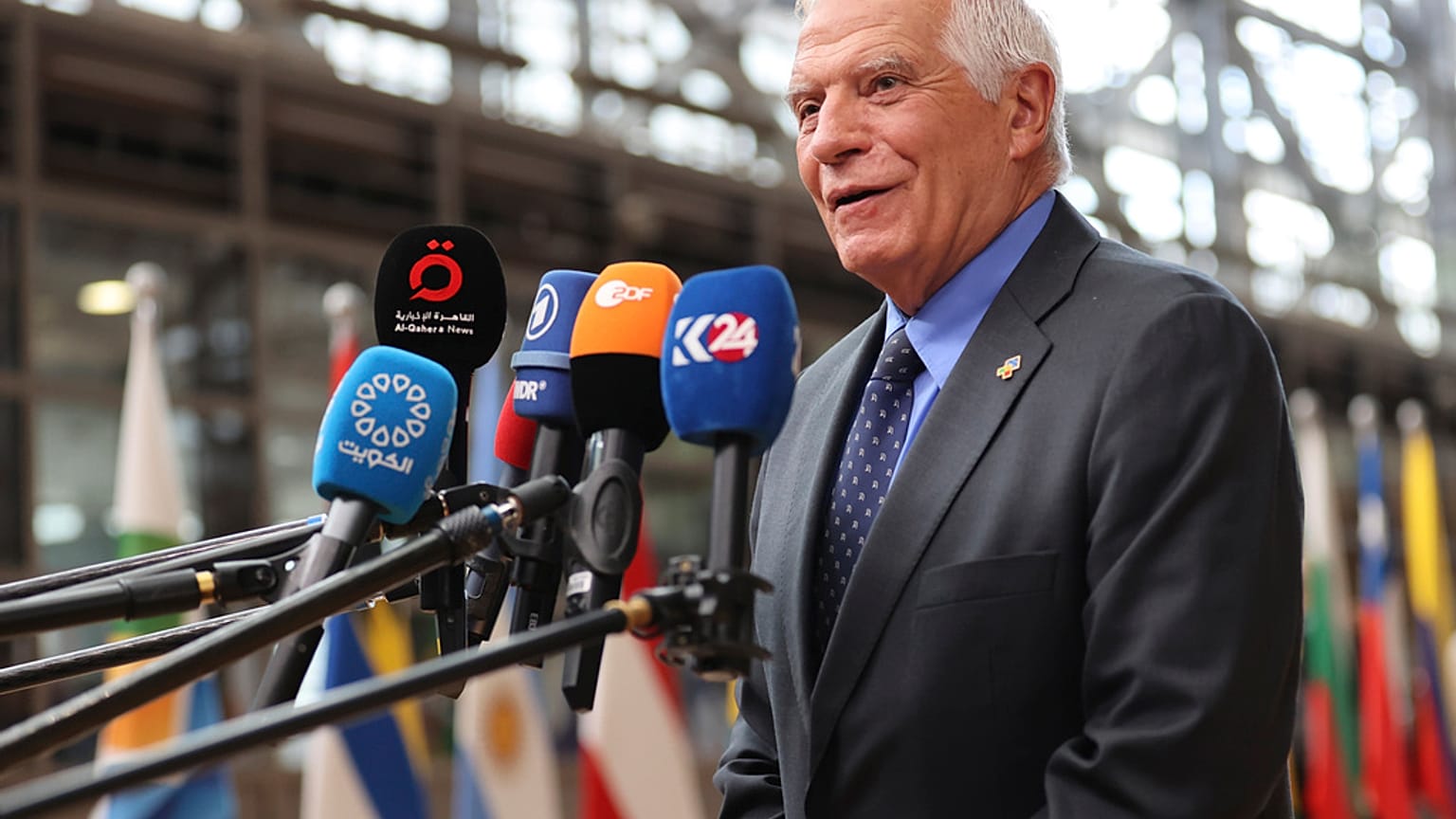 Der Leiter der Außenpolitik der Europäischen Union, Josep Borrell, spricht mit den Medien.