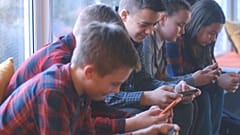 La UNESCO ha publicado un informe en el que pide a las escuelas de todo el mundo que prohíban el uso de teléfonos inteligentes en las aulas para evitar que los niños se distraigan.