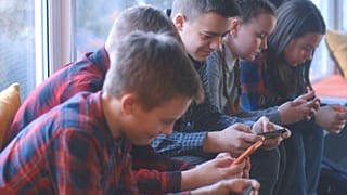 La UNESCO ha publicado un informe en el que pide a las escuelas de todo el mundo que prohíban el uso de teléfonos inteligentes en las aulas para evitar que los niños se distraigan.