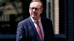 Kevin Spacey a londoni bíróság épületet előtt szerdán
