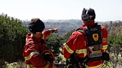 Bombeiros observam rescaldo ao incêndio de Cascais