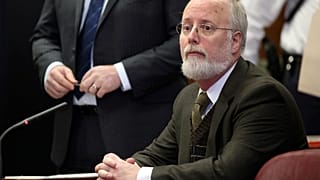 64 yaşındaki kadın doğum uzmanı Robert A Hadden'ın en az 245 hastaya cinsel tacizde bulunmakla suçlanıyordu
