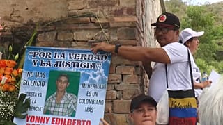 Familiares de desaparecidos junto a los hornos crematorios de Juan Frío, Villa del Rosario, en el departamento de Norte de Santander